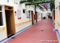 <b><b>持刷脸领取取医保卡结算</b></b>